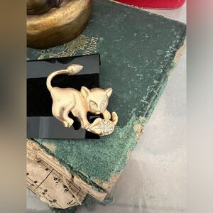Vintage gold tone cat and mouse w faux rhinestones.